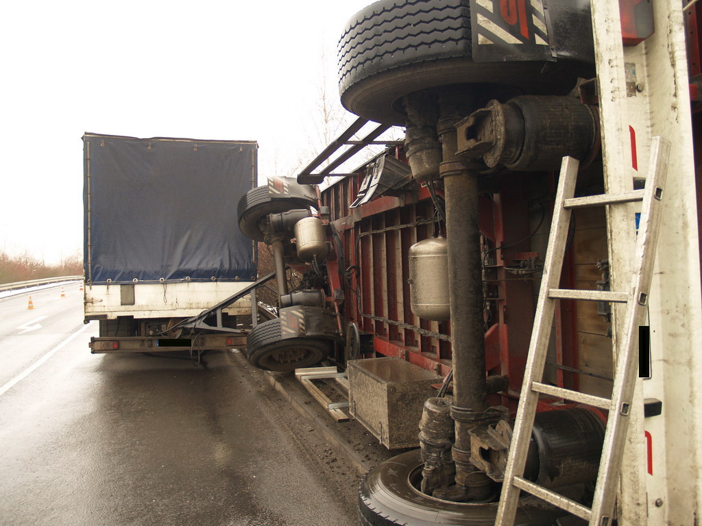 LKW Anhaenger umgekippt Koeln Niehl Geestemuenderstr Industriestr P04.JPG